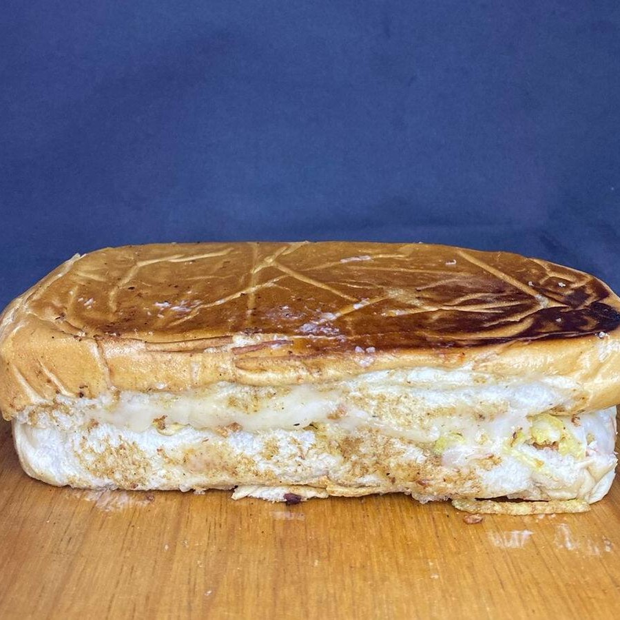 Todos acompanham: salsicha ou linguiça, milho, ervilha, maionese, mostarda e batata palha.