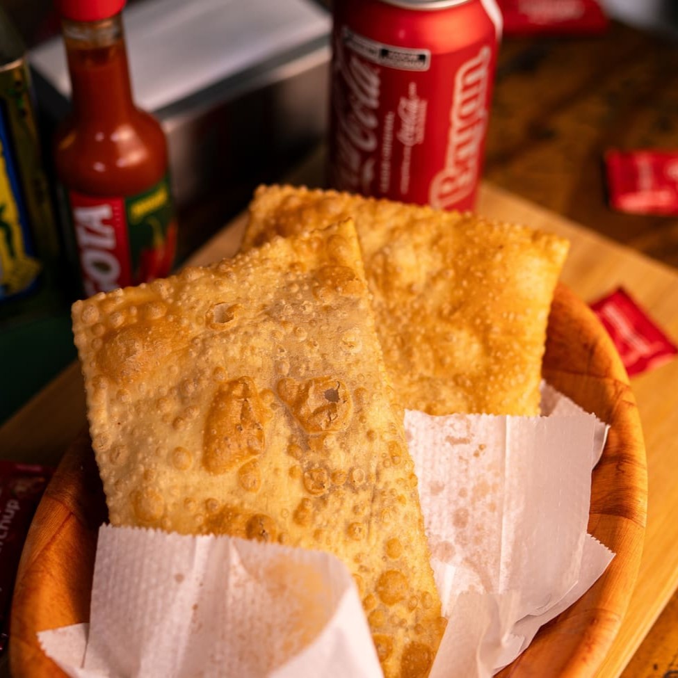 Esse é o combo perfeito para comer sozinho e não dividir com ninguém!! Leve agora:   01 Pastel Tradicional a sua escolha 19cm 01 Chocolate 19cm 01 Coca cola lata 350ml  Aproveite esta oportunidade!