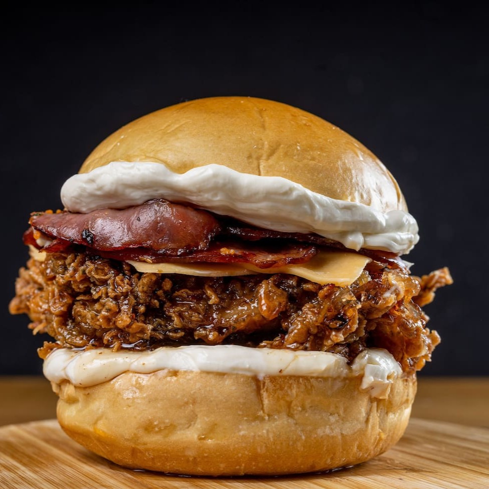 Filé de sobrecoxa crispy (ou 2 filezinhos) envoltos no molho sweet chilli picante e adocicado, com bastante cream cheese e bacon crocante no pão brioche. É cremoso, agridoce e simplesmente irresistível!