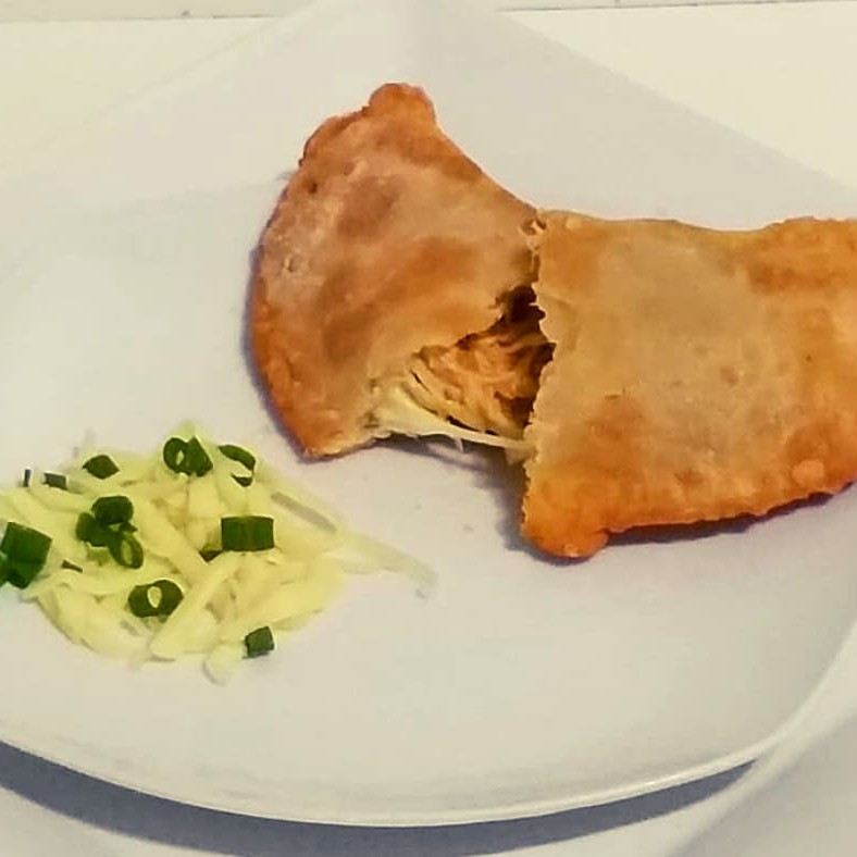 Pastel de massa artesanal de 15 cm, recheado e molho caseiro com temperos naturais.