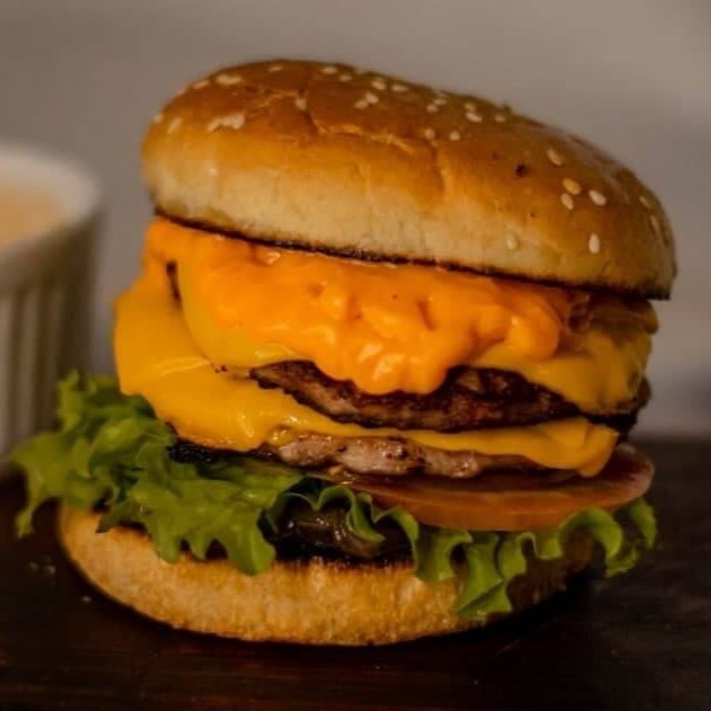 2 Carnes de Picanha com 120g Cada, Queijo, Cheddar Cremoso, Cebola Caramelizada e Batata Palha.