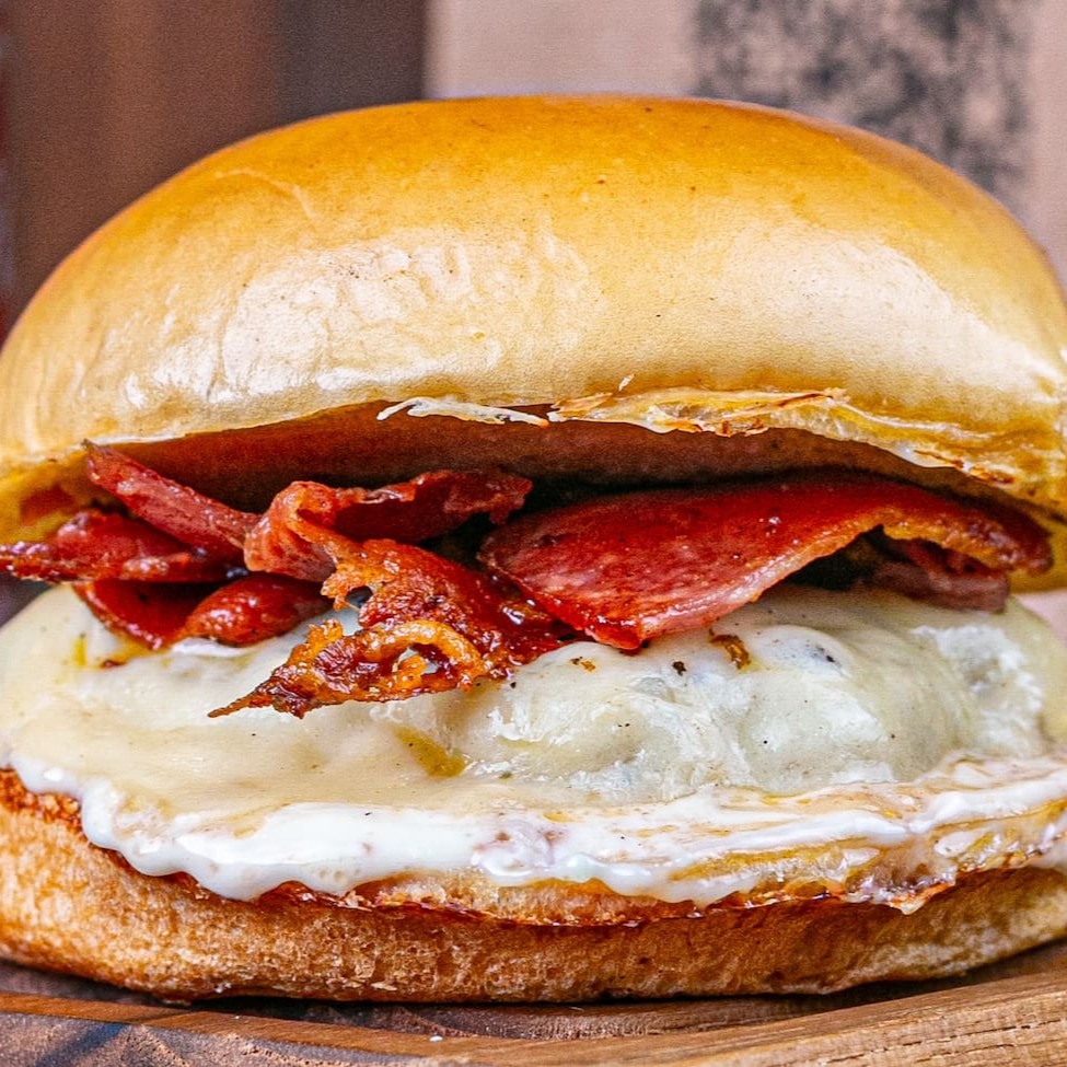 Pão de brioche, 100 g de carne artesanal, mussarela, maionese especial e bacon Lanches saborosos e quentinhos preparados com todo o capricho para atender a sua fome. _ _#Hamburguer #Xis #Hotdog #Cachorroquente #pernil #calabresa #Bauru #Frango #Carne #Combo