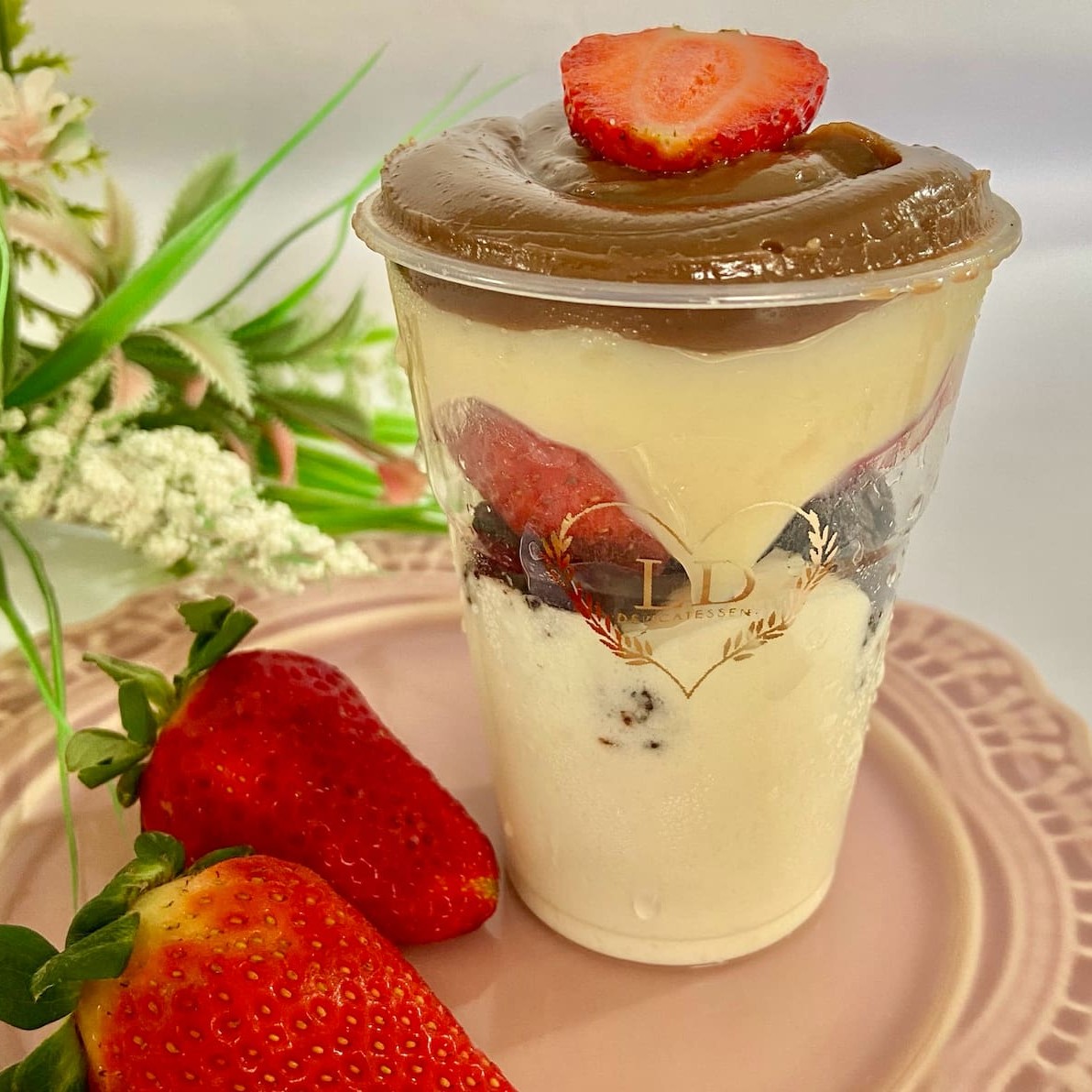 Deliciosamente preparado com pedaços de Brownie que derretem na boca, uma generosa camada de Mousse de Ninho de verdade, Morangos frescos, Brigadeiro Branco e Brigadeiro Tradicional. . . . ###tags#### promoção promocao oferta desconto barato taxa gratis entrega grátis combo doce sobremesa bolo fatia brownie braune brauni browni nutela Nutella Ninho kitkat red velvet pistache geleia cenoura brigadeiro chocolate copo felicidade bombom cone trufado pai de mel pote pavê pudim cuscuz cookies tortas tortellete bolo vulcao vulcão salgado gourmet artesanal