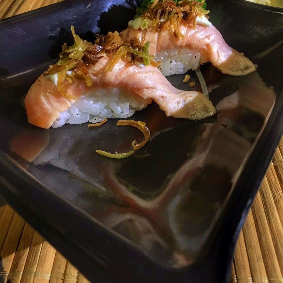 Maçaricado com creem cheese e alho poró por cima