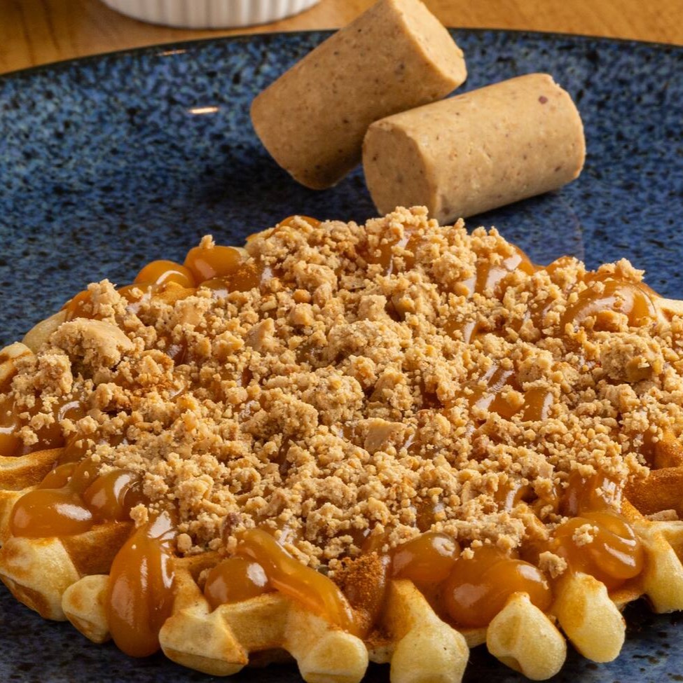 Nosso delicioso Waffle com doce de leite e paçoca.