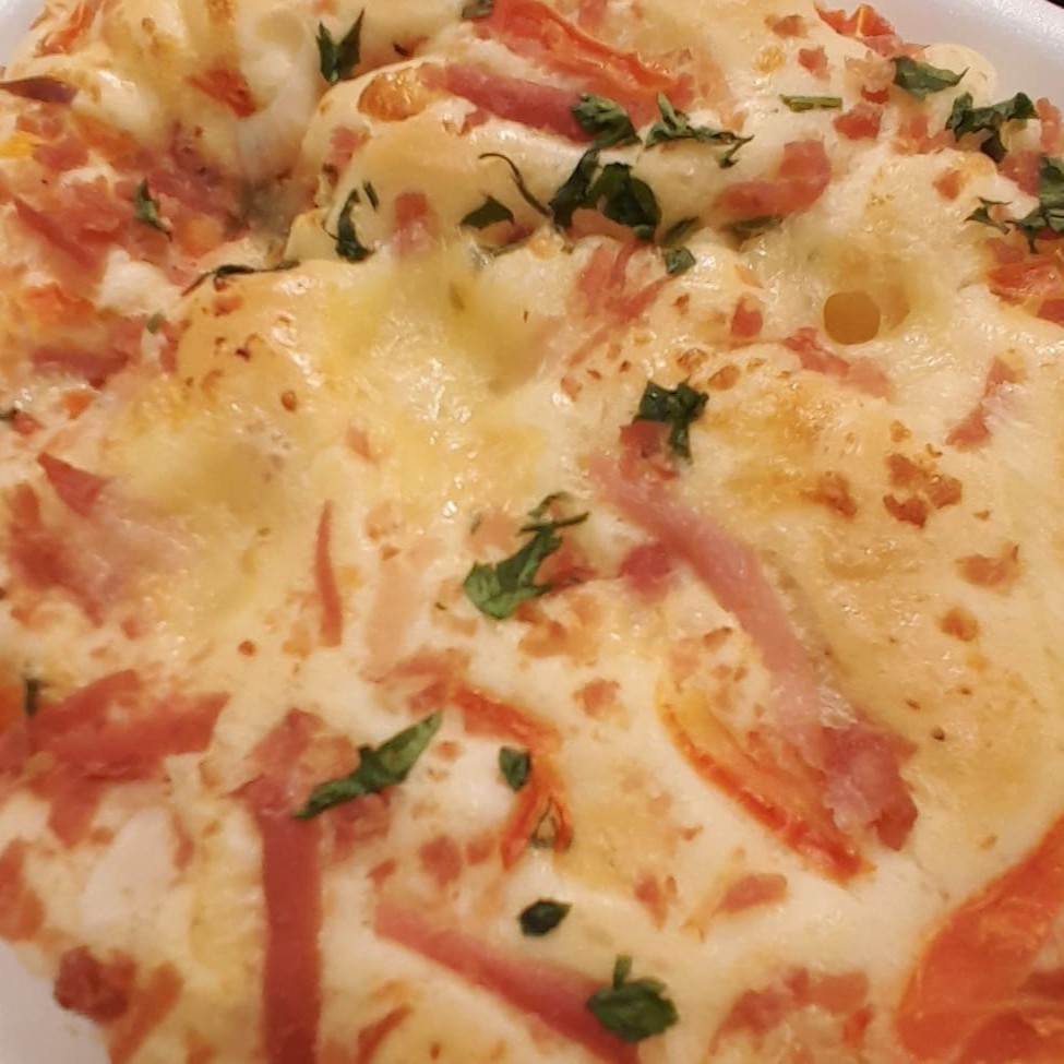 Nossa focaccia é irresistível, feita com uma massa macia e fofinha, e disponível em diversos sabores deliciosos! Perfeita para acompanhar suas refeições ou saborear como lanche, ela oferece um toque de sabor em cada fatia. Peso Aprox. 0,106kg