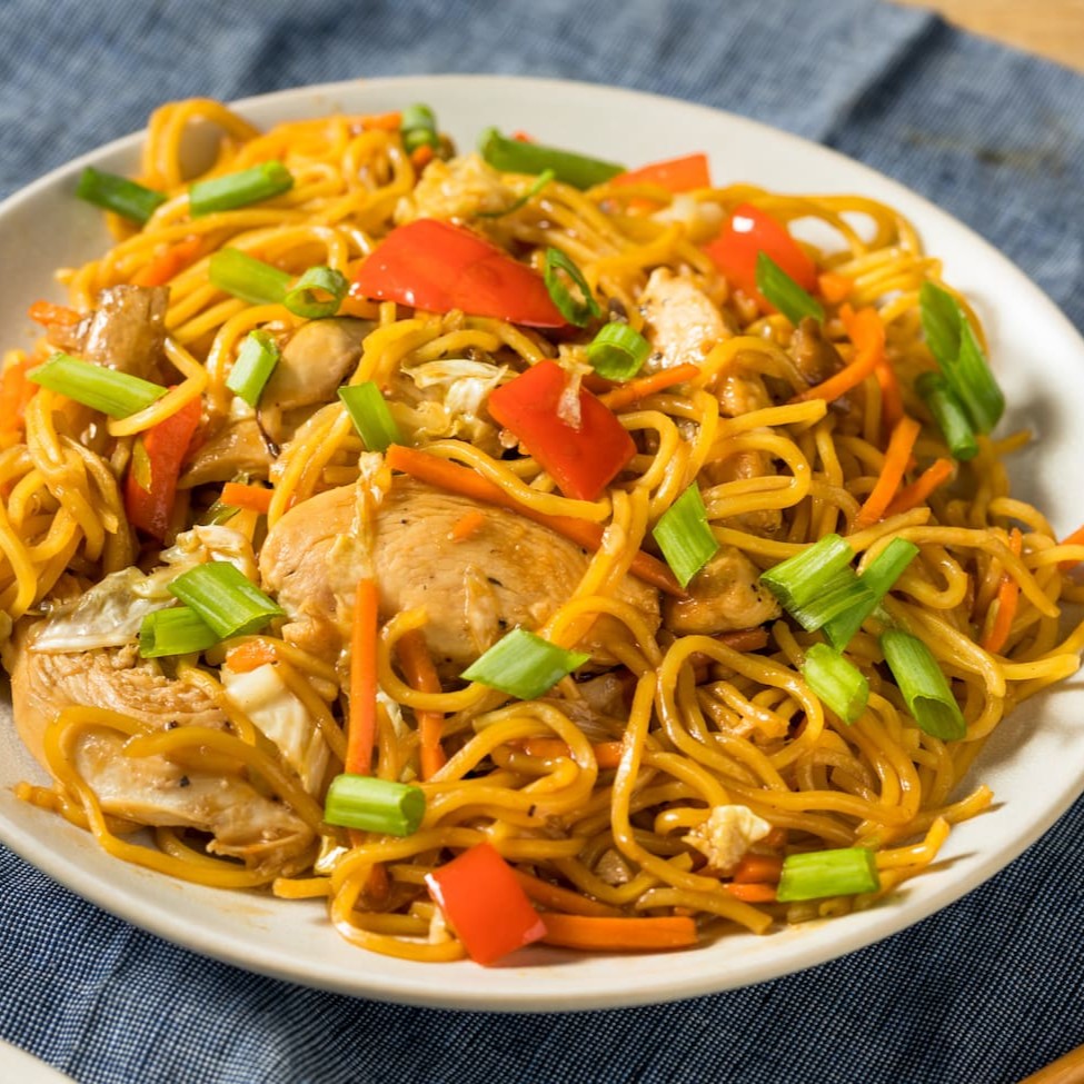 Yakisoba de frango, recheado de repolho roxo, repolho verde, brocolis americanos, cenoura e molho especial da casa
