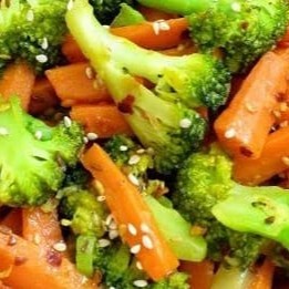 A Salada Energética é uma combinação vibrante e nutritiva de brócolis crocantes, cenoura ralada e gergelim tostado. Acrescentamos ovos cozidos para um toque extra de proteína e saciedade. Esta salada oferece uma explosão de sabores e uma dose de energia, ideal para uma refeição leve e revitalizante!