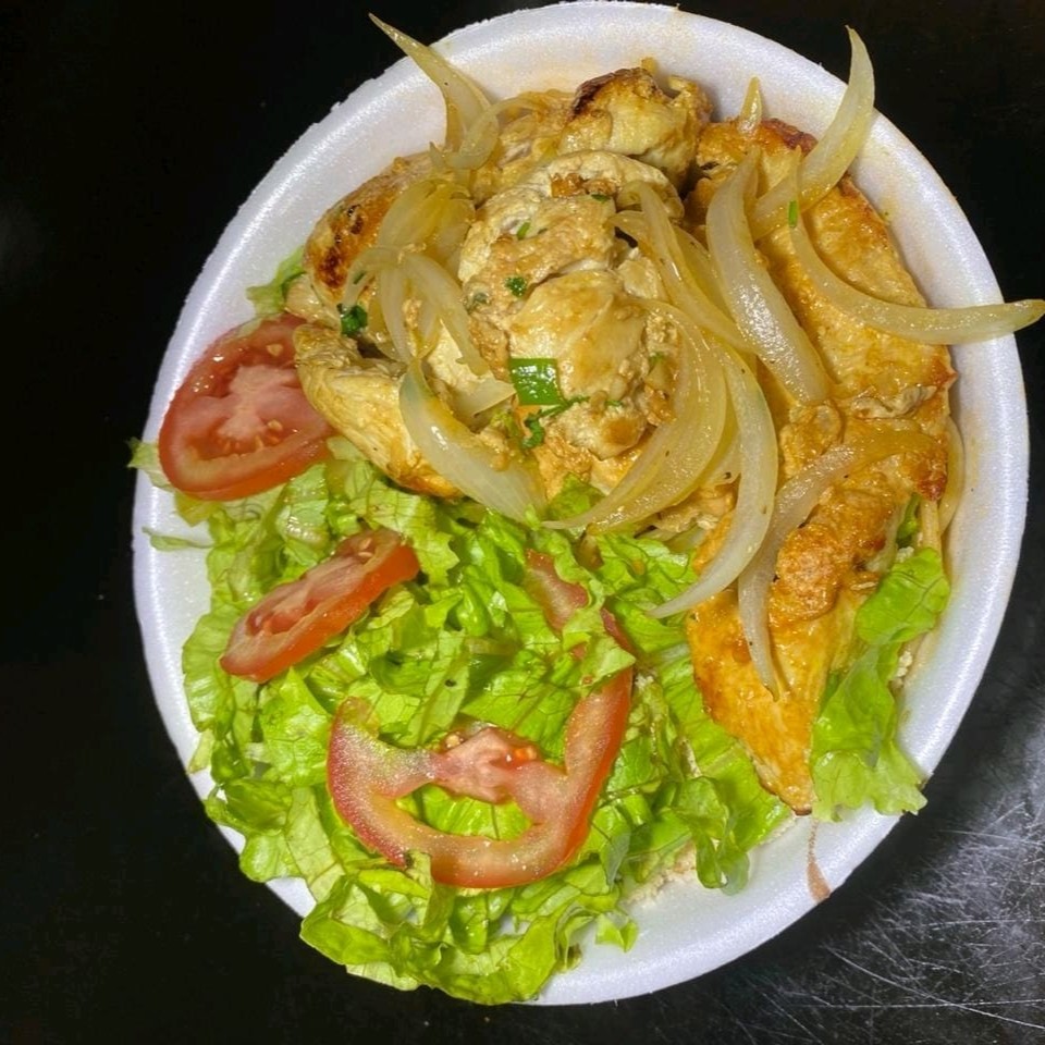 Acompanha: Arroz, feijão, macarrão, farofa e 1 acompanhamento.