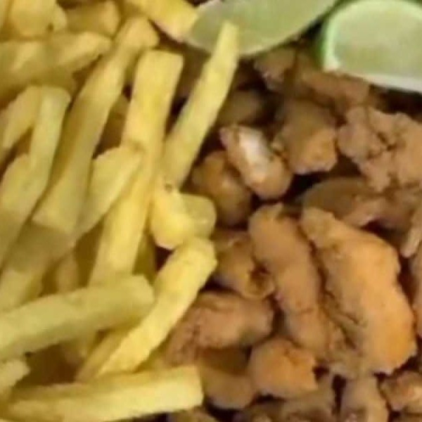 Fritas simples com iscas de filé de peixe e limão