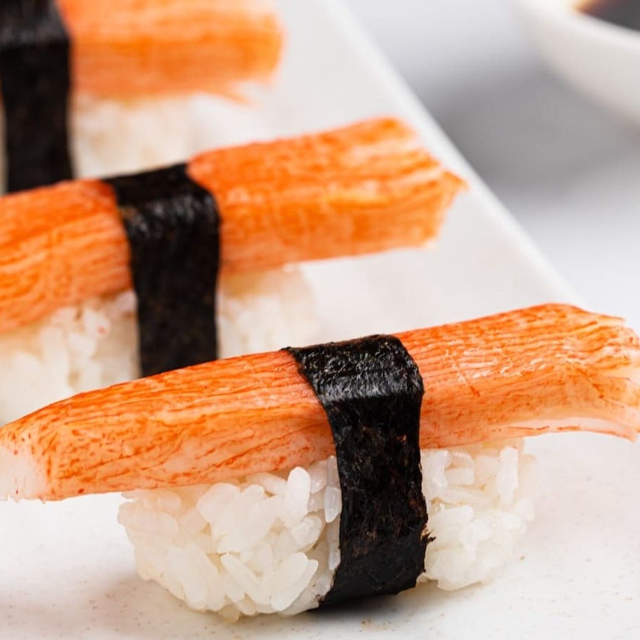 Irresistível lâmina de kani no bolinho de arroz japonês.