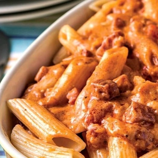 Delicioso Macarrão ao molho Rosé com carne bovina de qualidade, com calabresa em cubos e molho maravilhoso finalizado com queijo mussarela e salsinha e cebolinha.