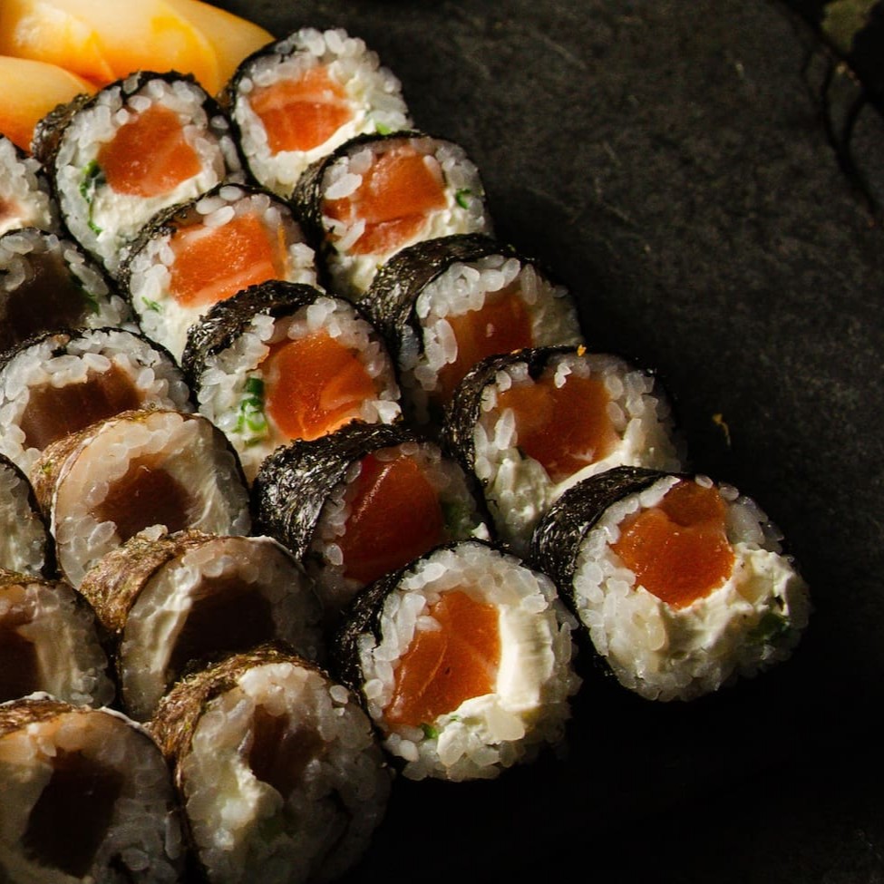 12 hots filadélfia, 4 tuna ball, 6 anéis de cebola, 1 harumaki de chocolate com banana e 1 harumaki bejinho.