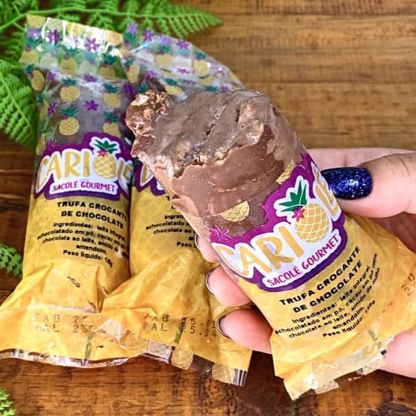 Desfrute do nosso Sacolé Trufa Crocante! Uma deliciosa combinação da nossa inconfundível receita de chocolate cremoso, repleta de pedaços crocantes de amendoim, tudo envolvido por uma casquinha de chocolate ao leite. É crocante, cremoso e irresistivelmente chocolatudo. Com 130g de puro sabor, sem adição de conservantes, garantimos uma experiência única a cada mordida.