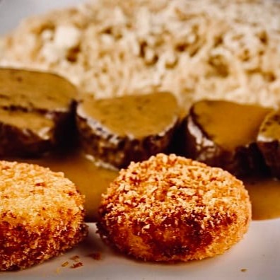 Filé mignon ao molho roti cremoso,requeijão crocante e arroz com palmito de pupunha flambado na cachaça e queijo minas.