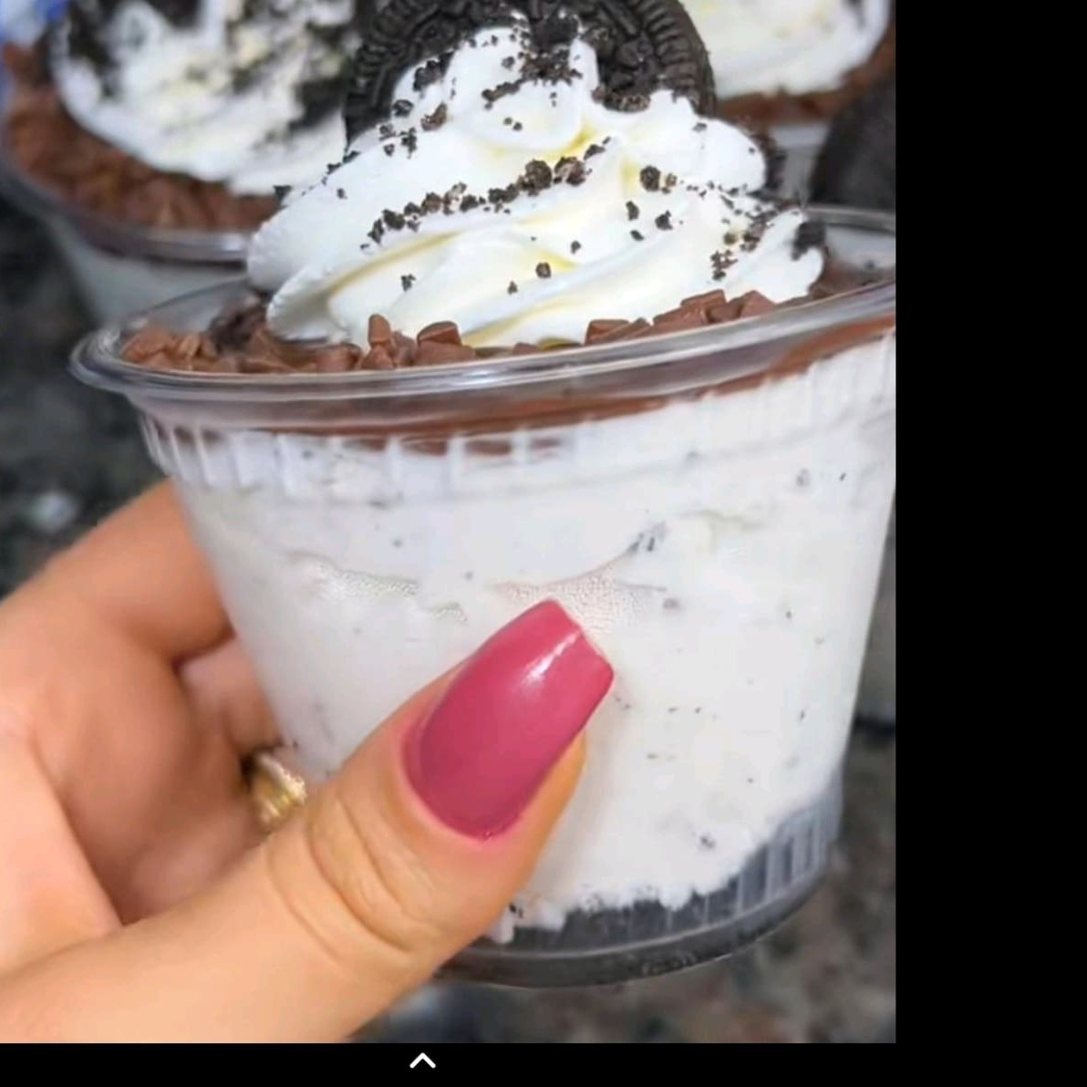 Biscoito de Oreo triturado com chatyoreo e ganache de chocolate e de enfeite chantyninho e biscoito Oreo