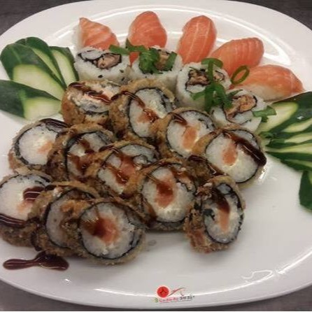 Sushi (5 salmão) makimono (10 hot filadelfia, 4 uramaki skin).