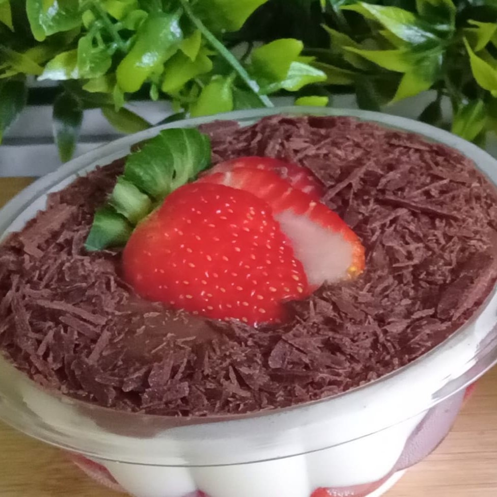 Brigadeiro de leite Ninho com morangos frescos coberto com ganache e raspas de chocolate e morango.