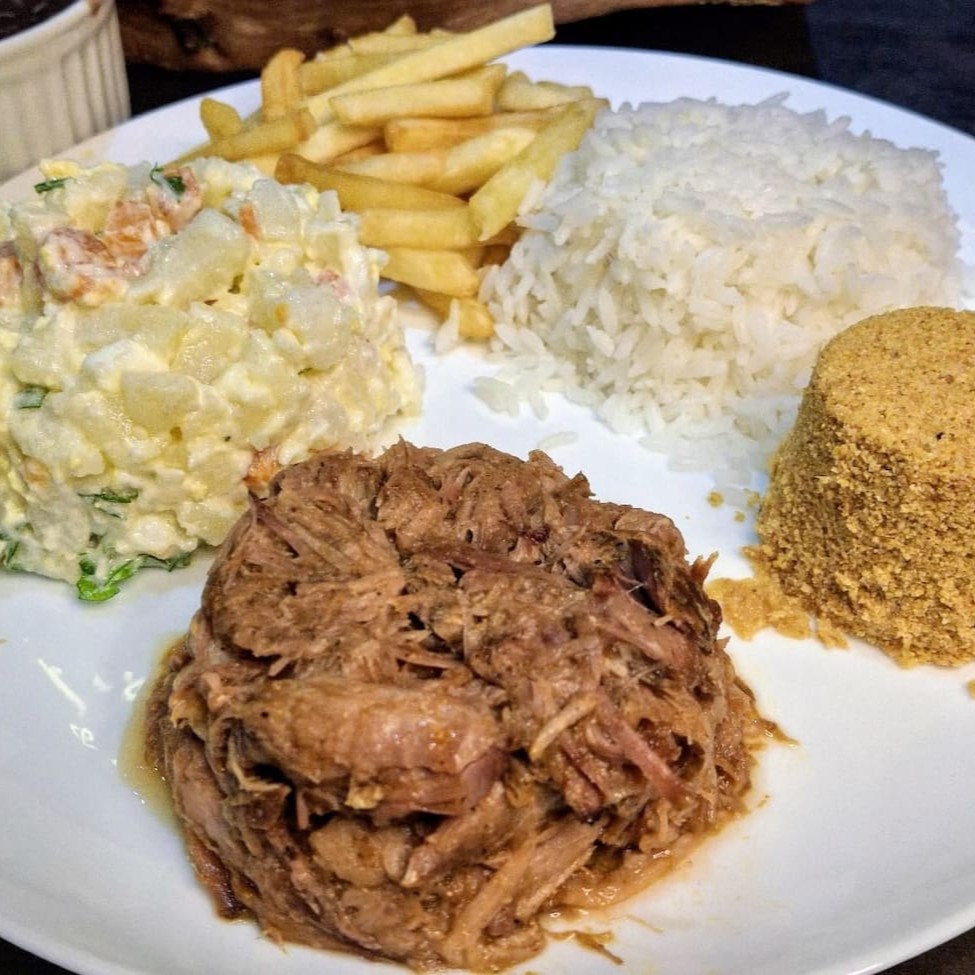 Saboroso Copa lombo suíno desfiado (180g) defumado por 7 horas no dry rub. Acompanha arroz, feijão fresquinho, farofa de bacon, maionese e para dar mais sabor escolha os seus acompanhamentos