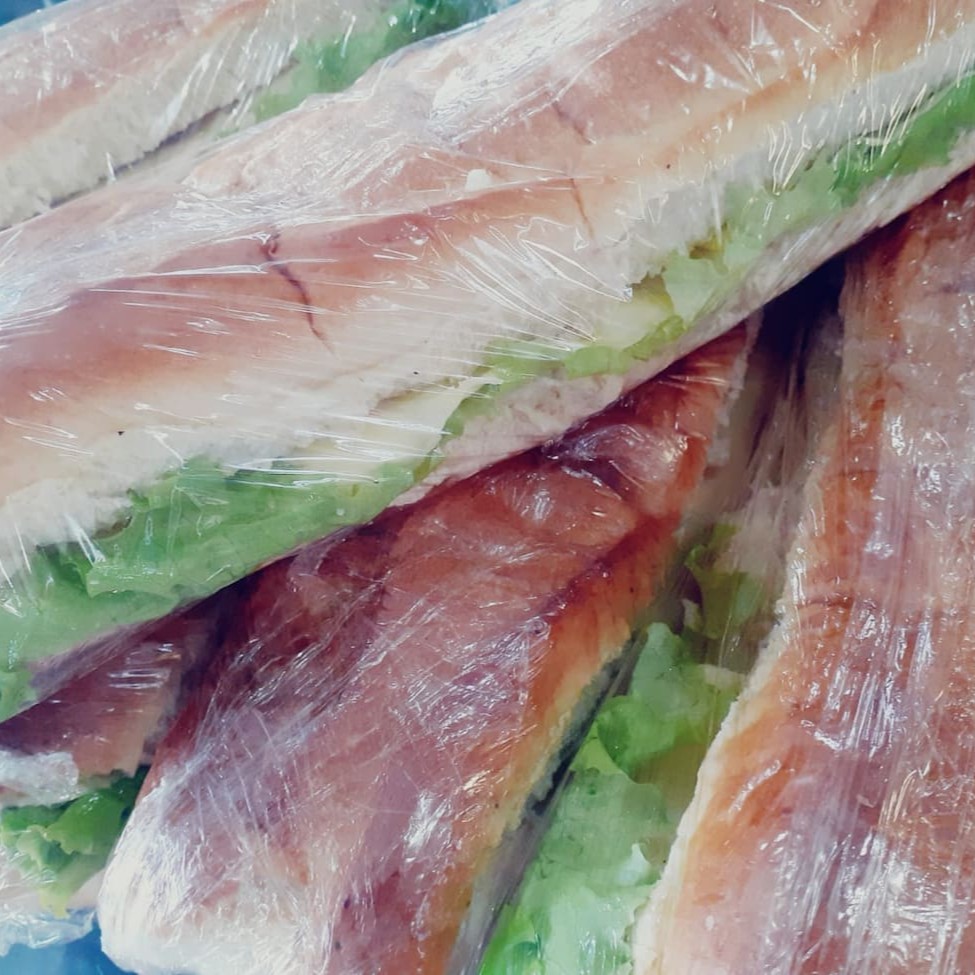 Pão massa semi-doce recheado de queijo, presunto, Blanquet e requeijão.