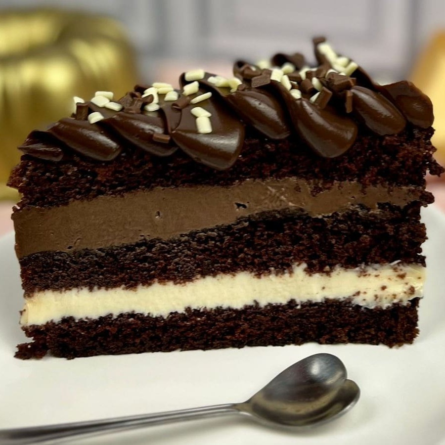 Fatia Choconinho A favorita de muitos, agora ainda mais irresistível! Massa de chocolate com recheio duplo: uma camada de leite Ninho e outra de brigadeiro ao leite. Finalizada com mais brigadeiro cremoso e granulê preto e branco. Equilíbrio perfeito entre o chocolatudo e o suave — com 260g de puro amor!