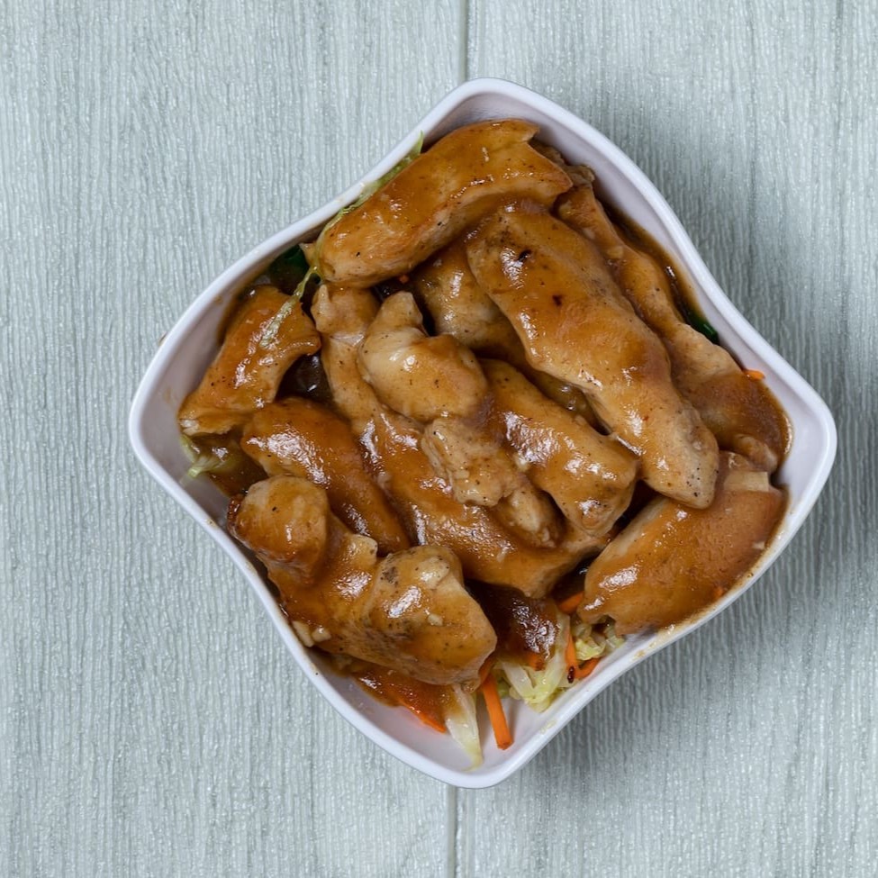 Lombo suíno ao curry thailandês com cenoura e repolho refogados.  Peso: (Aproximadamente 250g)  Curry thailandês: Molho apimentado