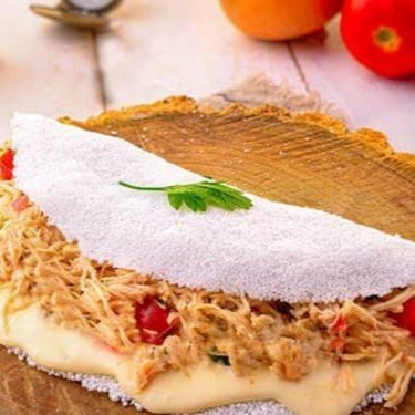 Aprecie o frango com queijo minas, uma combinação que une o sabor marcante do frango com a suavidade do queijo, criando uma experiência única.