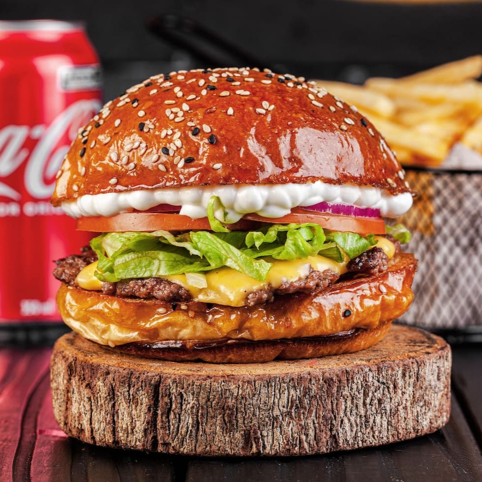 Pão Prime, Smash de 90g, Queijo mozarela, Saladinha de Alface, Tomate, Cebola Roxa e Maionese de alho.