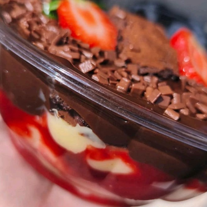 Geleia de morango com Ninho brownie e brigadeiro