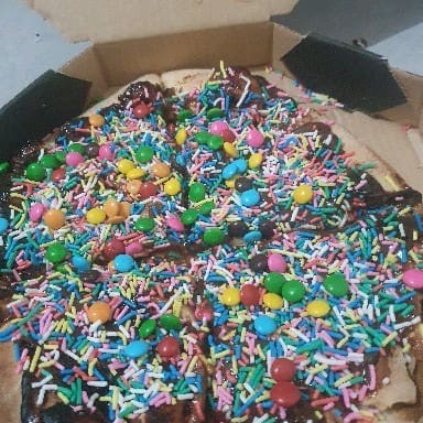 Brigadeiro e granulado de chocolate pizza grande (8 pedaços)