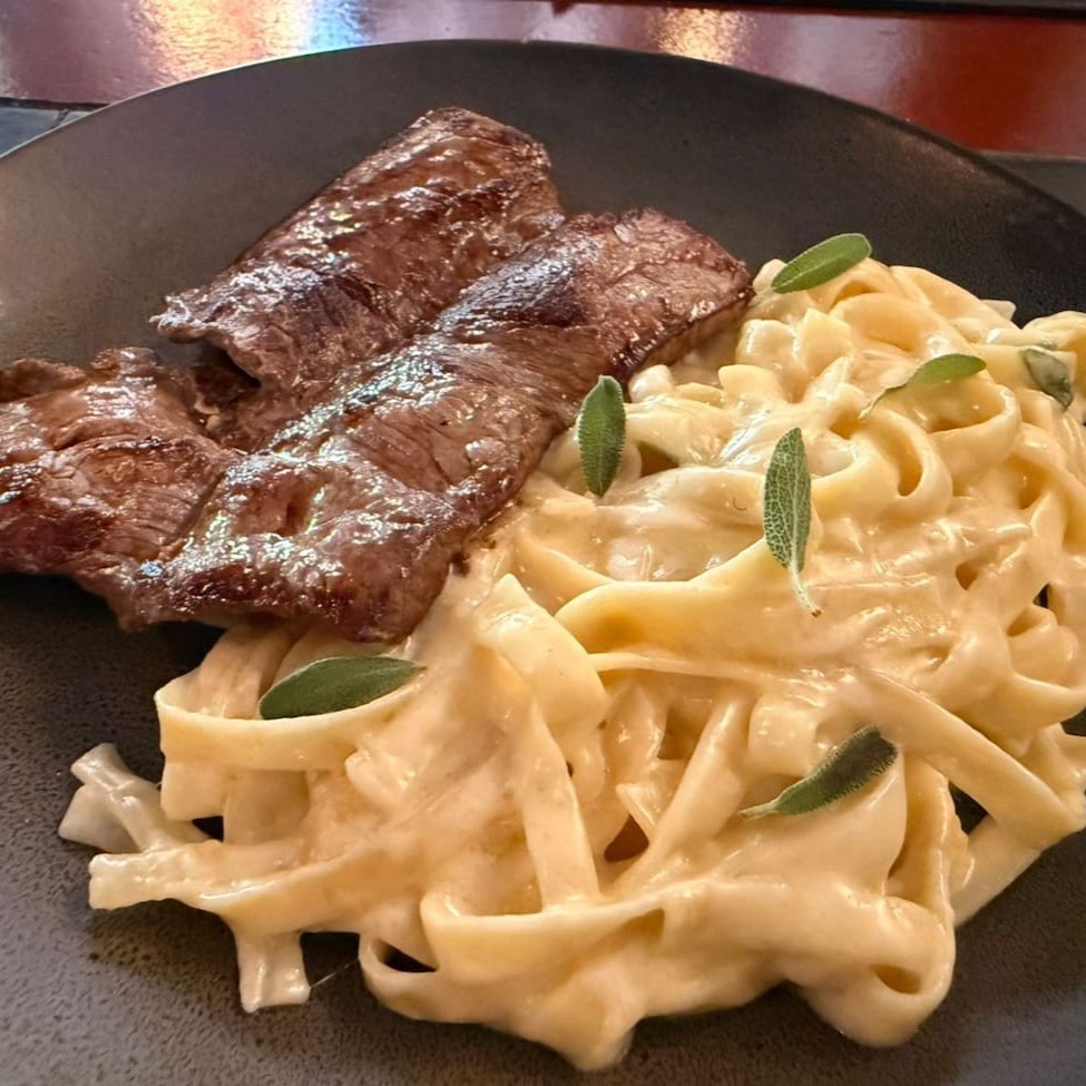 Com fettuccinne e funduta de grana padano