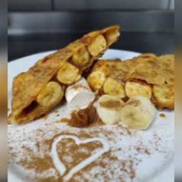 Massa frita de 15 cm recheada com delicioso recheio de banana, doce de leite e canela