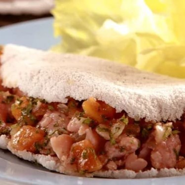 Uma combinação marcante e artesanal, com calabresa picada em cubinhos que mantém todo seu sabor e textura característicos. Acompanhada de mussarela derretida, tomate fresco, cebola refogada, alho torrado e um toque de orégano, finalizada com manteiga de garrafa para realçar os sabores. Uma opção robusta e cheia de personalidade.