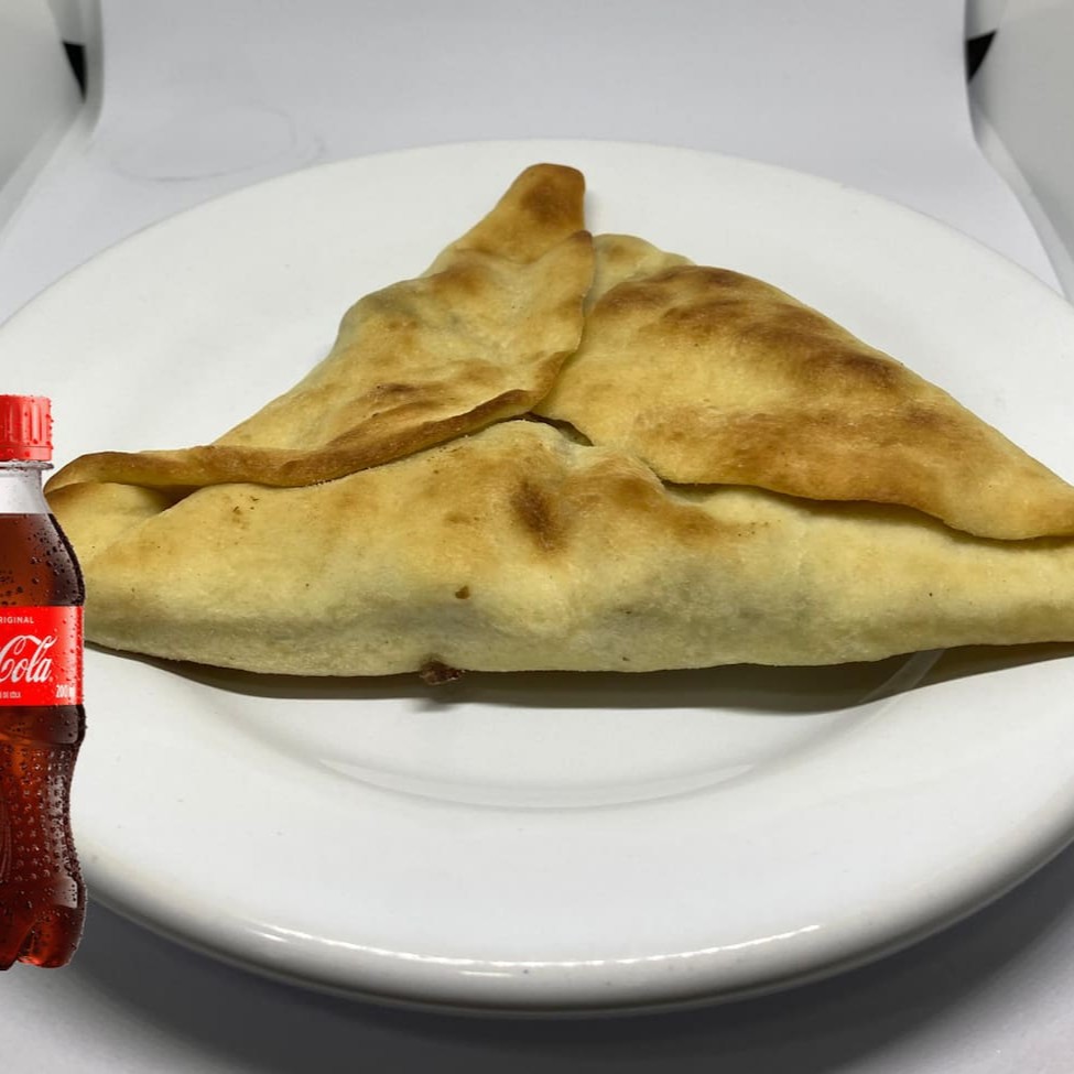 Apresentamos a nossa Esfiha de Carne, uma estrela na categoria dos 'Melhores Salgados'. Esta é uma autêntica Esfiha Árabe, meticulosamente confeccionada e generosamente recheada com uma suculenta carne bovina selecionada. A carne é temperada ao estilo árabe, com uma mistura exótica de especiarias, que proporcionam um sabor inigualável. A adição de cebola fresca, cuidadosamente picada, acrescenta u