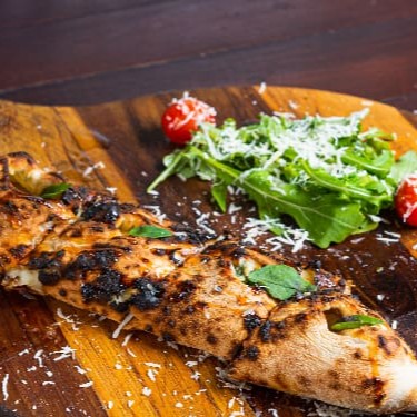 Massa em fermentação natural, gruyère, parmesão, gorgonzola, provolone, orégano fresco e mel da colónia.