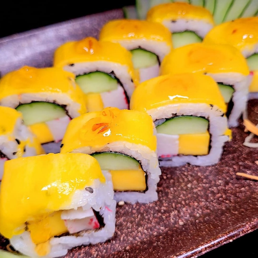 Uramaki california finalizado com manga e geléia de pimenta.