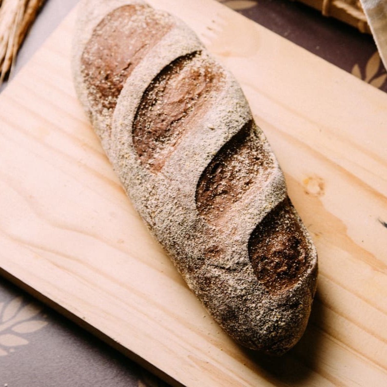 Aromático, adocicado e com toque de cacau, o pão australiano tem sabor único e textura incrível. Ideal para sanduíches gourmet ou para saborear com manteiga no café da manhã.