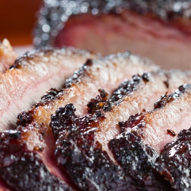 Muito famoso nos Estados Unidos, o brisket é o peito bovino inteiro defumado por 6 horas e assado por mais 4h, não atoa é conhecido por ser muito suculento e saboroso.