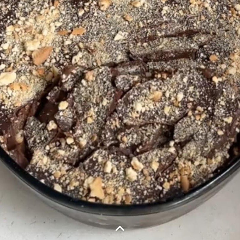 Delicioso creme de brigadeiro com biscoito de maisena e de cobertura biscoito triturado