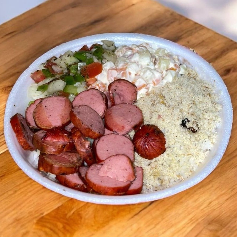Deliciosa combinação de arroz, feijão e salsichão, acompanhada de farofa, maionese e molho a campanha. Uma refeição completa e saborosa que vai te deixar satisfeito!