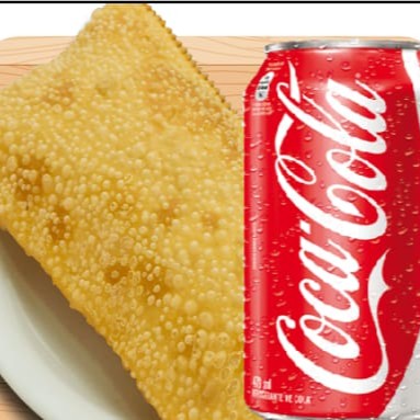 Um pastel de Carne de soja com seus adicionais favoritos é uma ótima opção para matar a fome com sabor e qualidade. Você leva um pastel grandes e bem recheado, feitos na hora com massa fresca e crocante. Além de uma Coca-Cola geladinha e refrescante. Peça já!