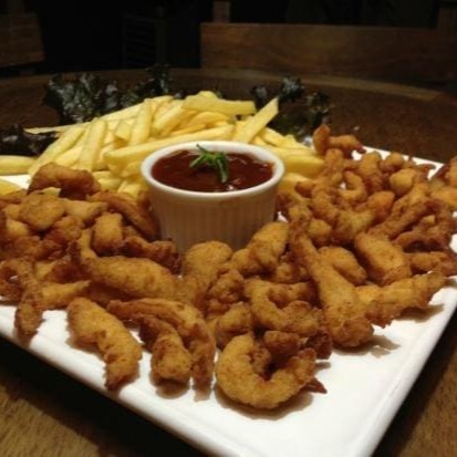 250 gr de batata frita, 250 gr de filé de frango,6 ovos de codorna molhos: ketchup e billy jack