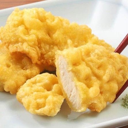 Pedaços de Frango empanados em massa Tempurá. Sequinho, crocante, delicioso! Aprox. 300g