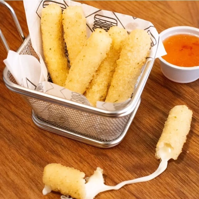 6 deliciosos palitos ou stikes como preferirem chamar. Mussarela empanada, perfeiramente derretido, ótima pedida para acompanhar um hambúrguer.