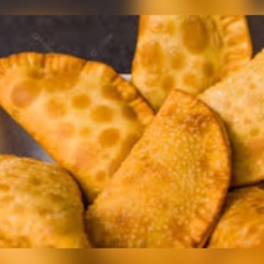 Delicioso pastel de queijo mussarela e bacon crocante.