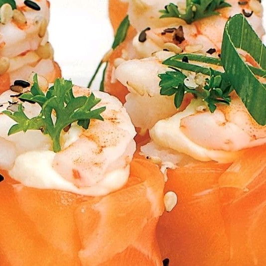 Arroz salmom em volta cream chesse e camarão em cima