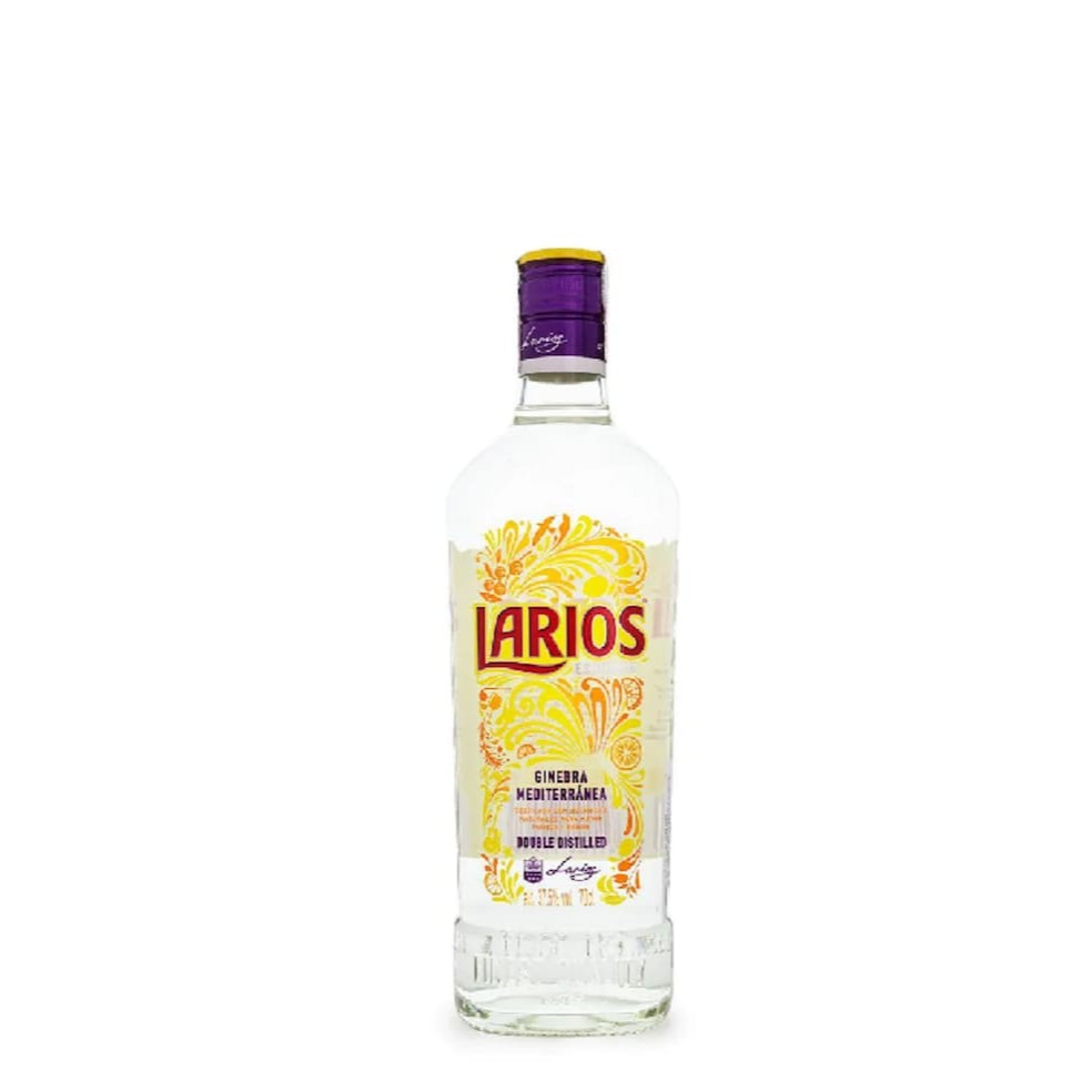 Gin Larios 700 ml.  O gin Larios Genebra mediterrânea Larios 700ml tem duas destilações cujos ingrediente são, em primeira Bagas de zimbro e na segunda Laranjas amargas do Haiti e limões do mediterrâneo  Características: Volume: 700 ml. Graduação alcoólica: 37,5% vol. Gin Importado da Espanha.