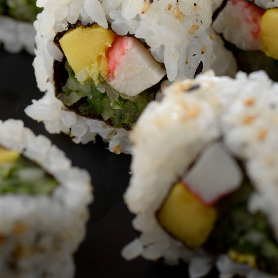 Delicioso Uramaki Califórnia - Arroz por fora, manga, kani e pepino, vem com 10 unidades.