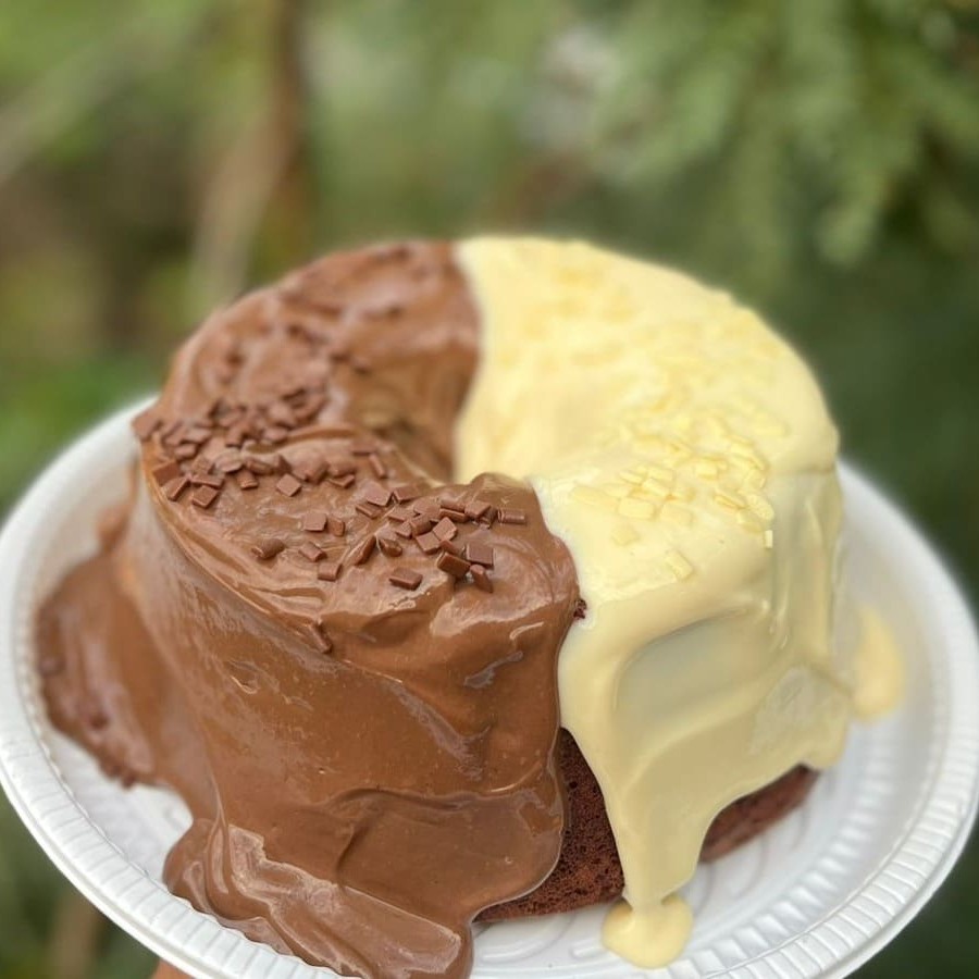Bolo caseiro de chocolate com cobertura de chocolate meio amargo e Ninho cremoso