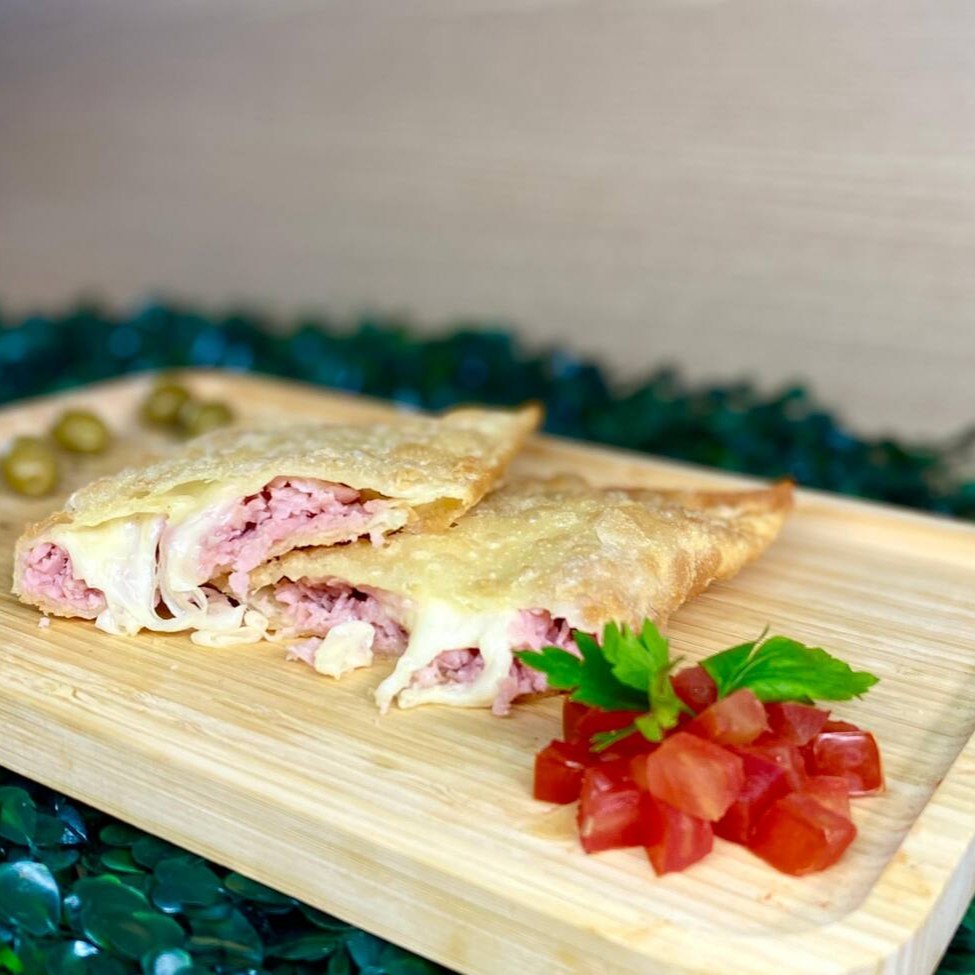 Uma combinação que nunca decepciona! O sabor suave do presunto se encontra com a cremosidade da muçarela derretida em uma deliciosa massa crocante e sequinha, com 20cm de puro sabor. Podendo adicionar 1 complemento da sua preferência.